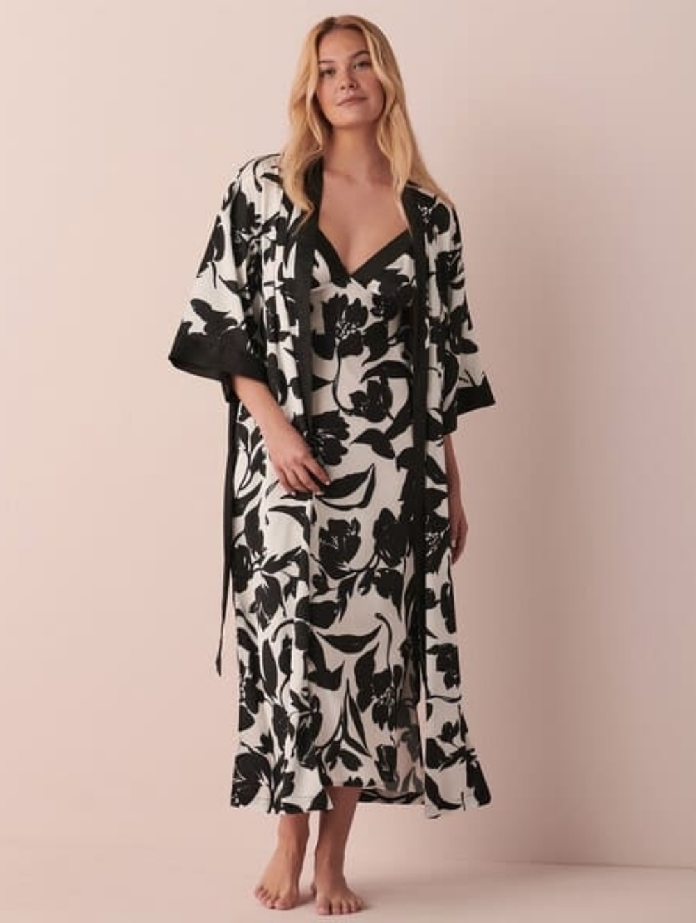 La Vie En Rose Women's Feminine Black & White Floral Satin Robe Size Small